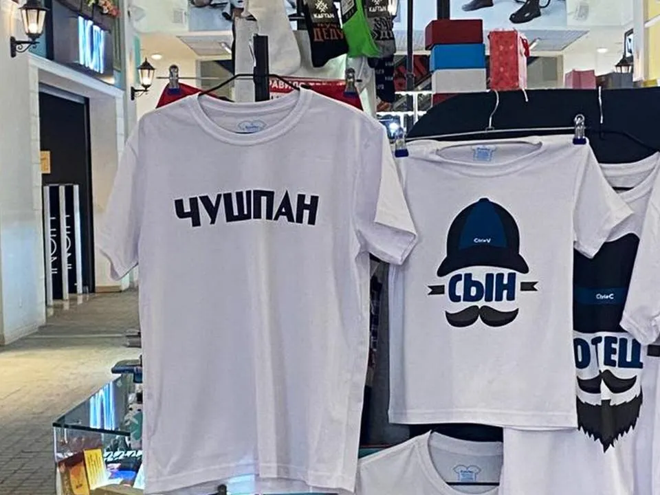 «Войдет в постоянный ассортимент»: в ТЦ Подмосковья появились футболки с фразами из сериала «Слово пацана»