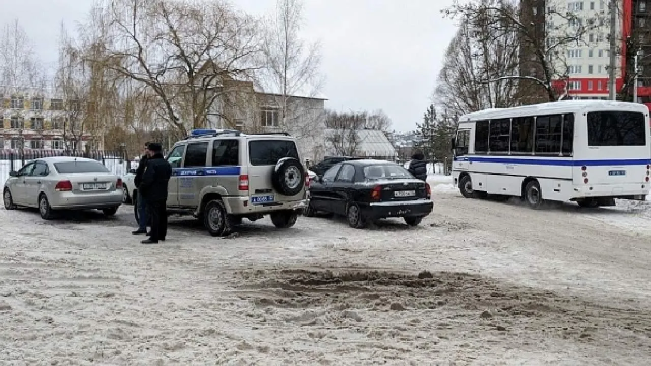Приревновала парня: Появилась первая версия причин стрельбы в школе Брянска