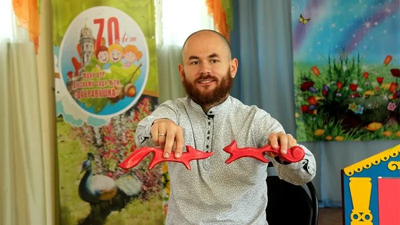Дизайнер из Дубровиц учит детсадовцев мастерить деревянные игрушки