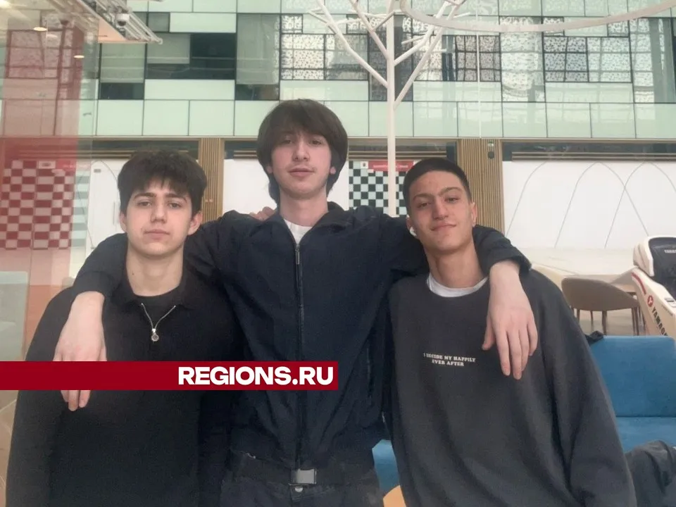 Наиг (справа) с друзьями Джавидом (крайний слева) и Александром, которые стучали в двери, предупреждая людей о пожаре, и выносили пострадавшего. Фото: REGIONS