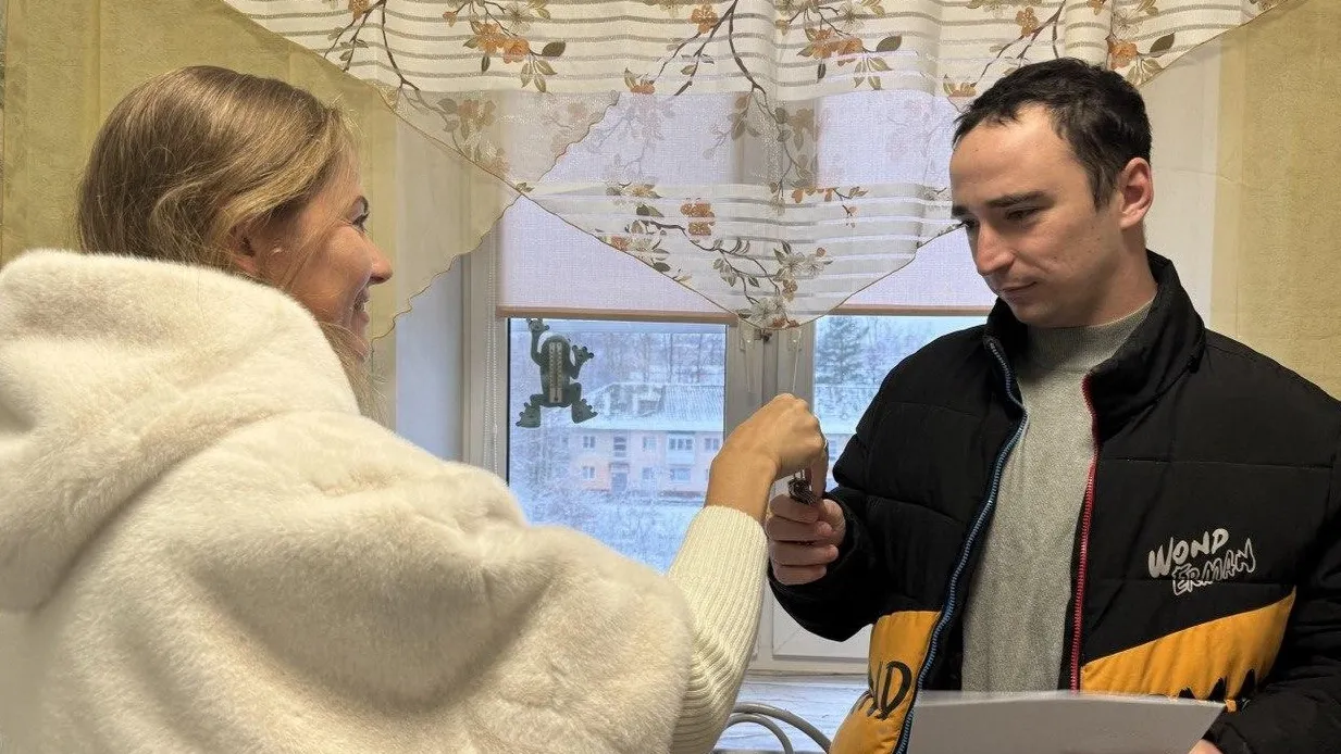 Замглавы Можайска Мария Клинских вручает ключи от квартиры. Пресс-служба администрации Можайского городского округа