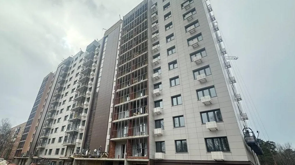 Строительство дома для переселенцев из аварийного жилья завершается в Красногорске