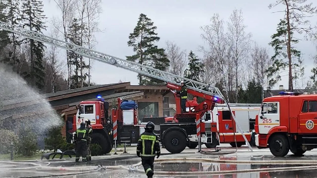 «Мама сказала, что там заживо сгорел человек»: сотрудники МЧС эвакуировали из пылающего дома 11 жильцов