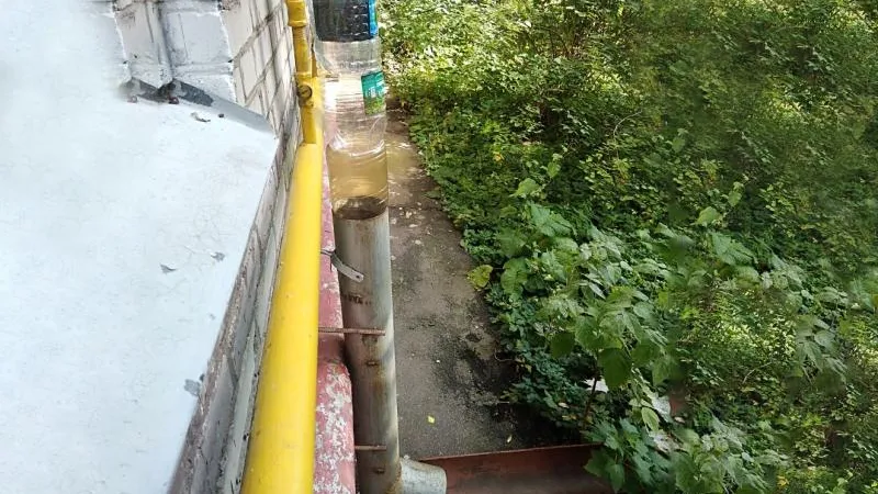 Водосток в Мытищах починили с помощью пластиковых бутылок