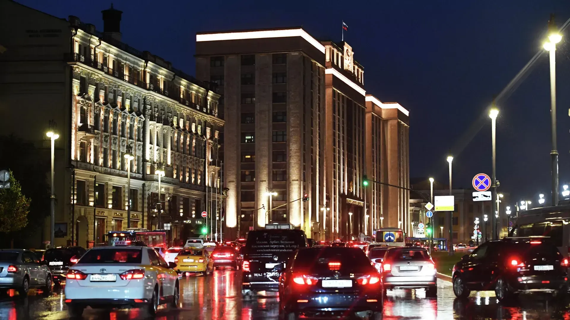 Тысячи людей столпились среди ночи возле Большого театра в Москве из-за билетов на «Щелкунчик»