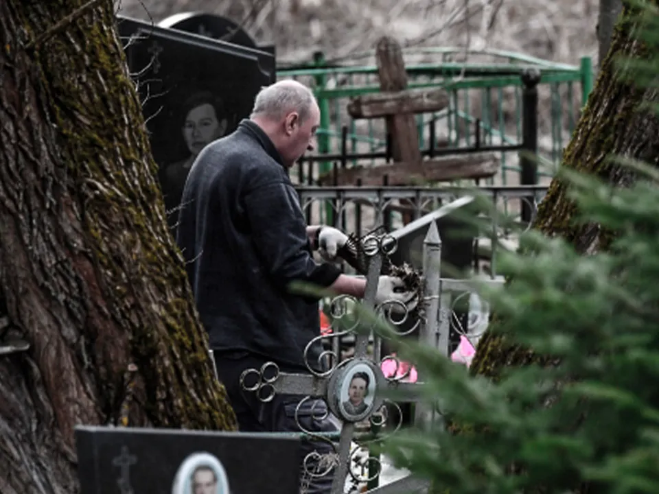 «Палки установил по головам моих родителей»: жительница Подмосковья возмутилась поведением работников кладбища