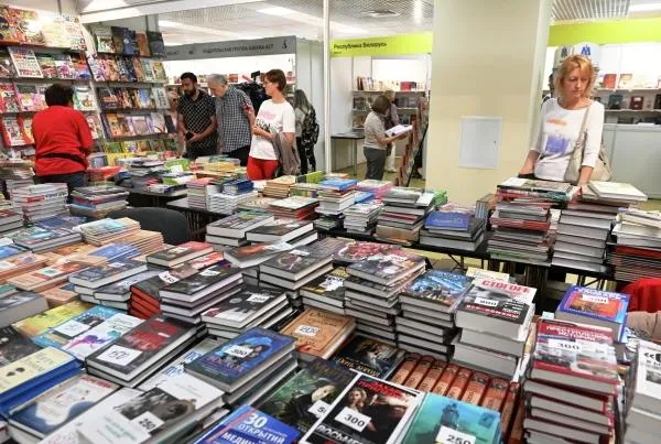 Посетители на 37-й Московской международной книжной ярмарке. Кирилл Каллиников