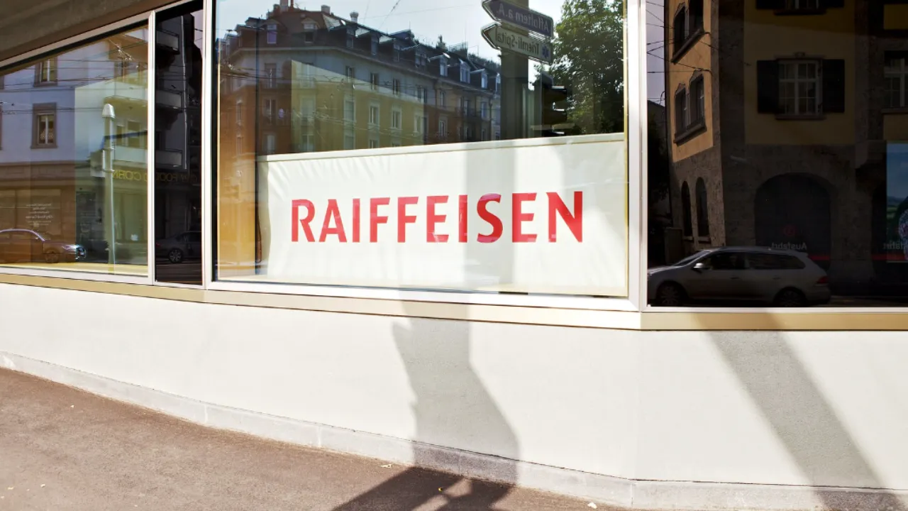 Австрийская Raiffeisen опровергла отказ от продажи российского бизнеса