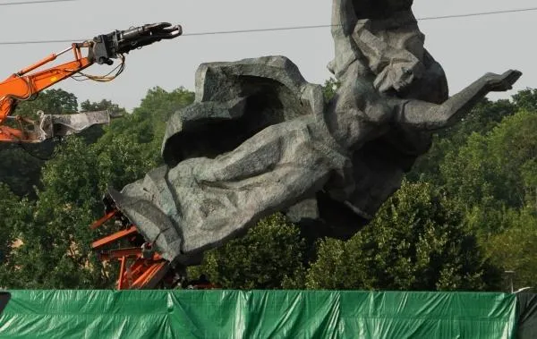 Снос скульптурного изображения Матери-Родины памятника воинам Советской армии — освободителям Советской Латвии и Риги от немецко-фашистских захватчиков.