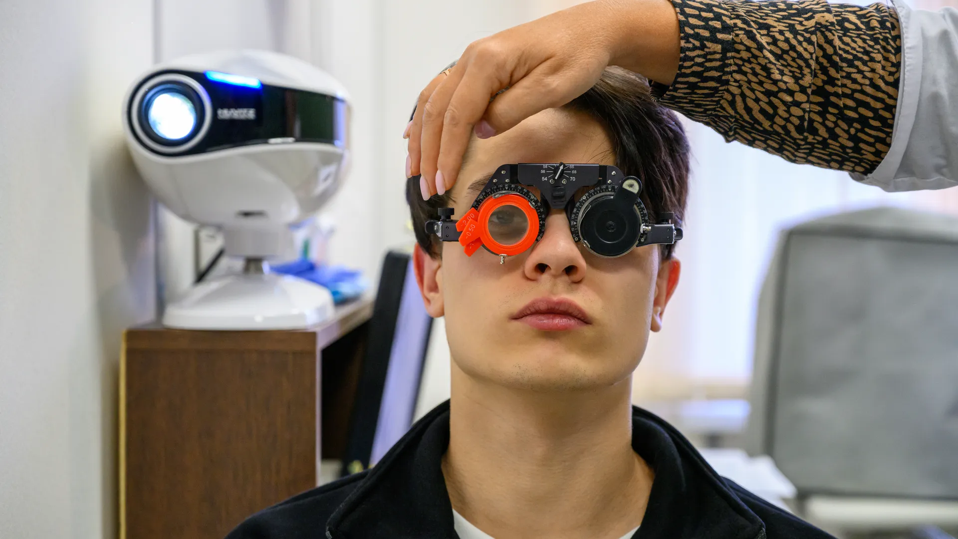 Врач-офтальмолог осматривает призывника на медкомиссии в военкомате