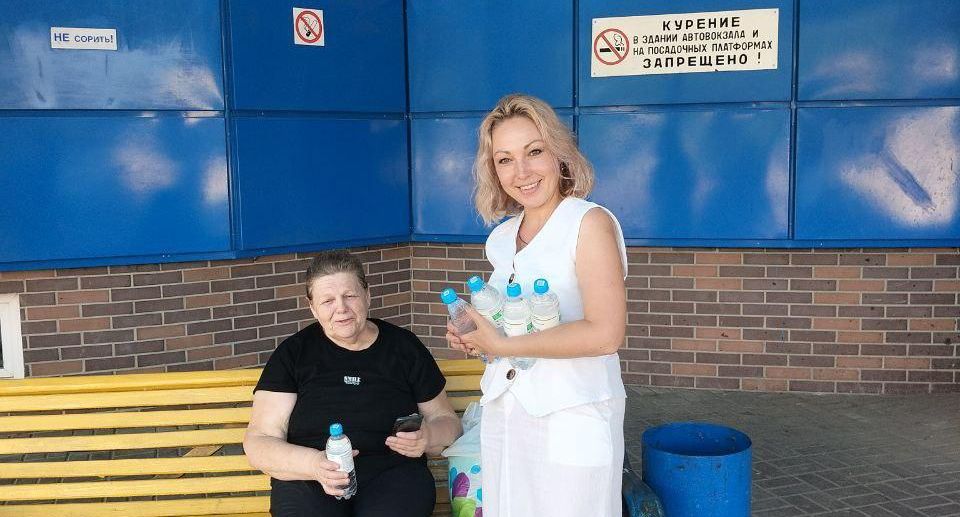 Подмосковные перевозчики раздали пассажирам 3 тысячи бутылок с водой в жару