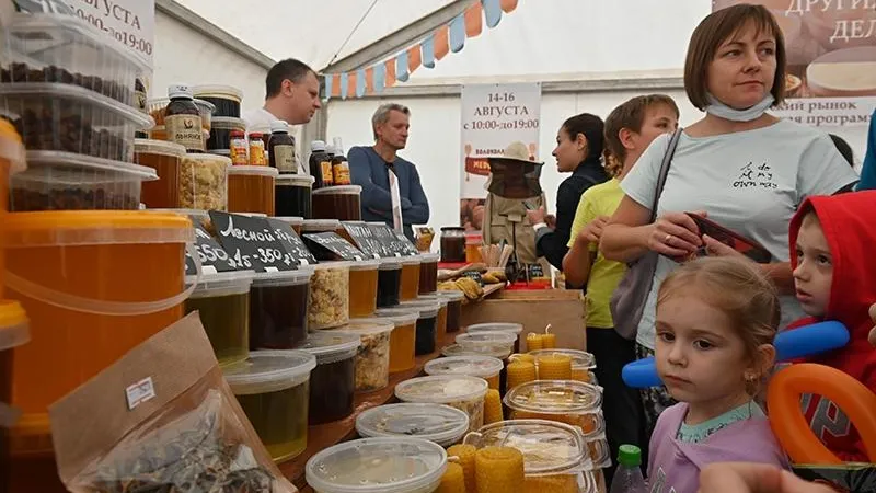 Подмосковные фермеры презентовали свои продукты на фестивале «Медовый день» в Волоколамске