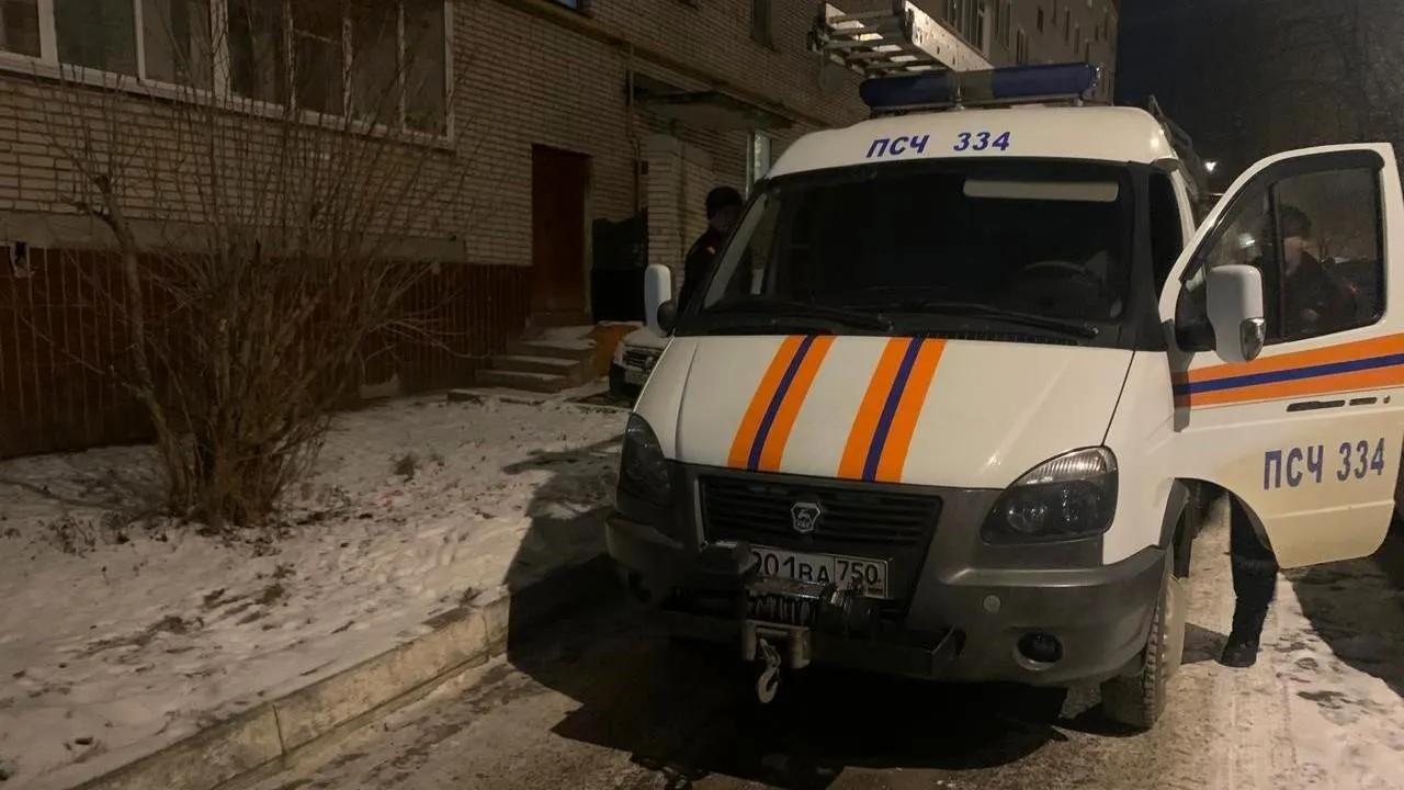 Спасатели в Ступино оказали помощь женщине, которая не могла открыть дверь в свою квартиру