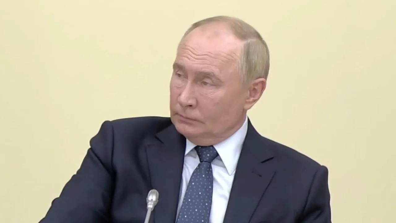Путин обсудил ситуацию в Курской области с врио губернатора Смирновым