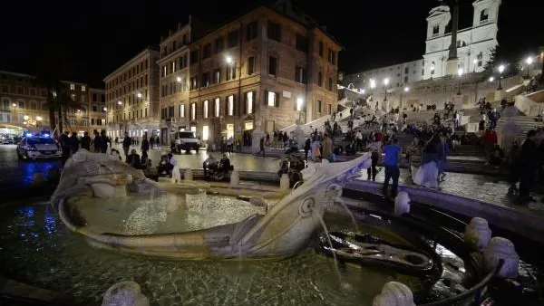В Риме туристам запретили купаться в фонтанах и ходить с голым торсом