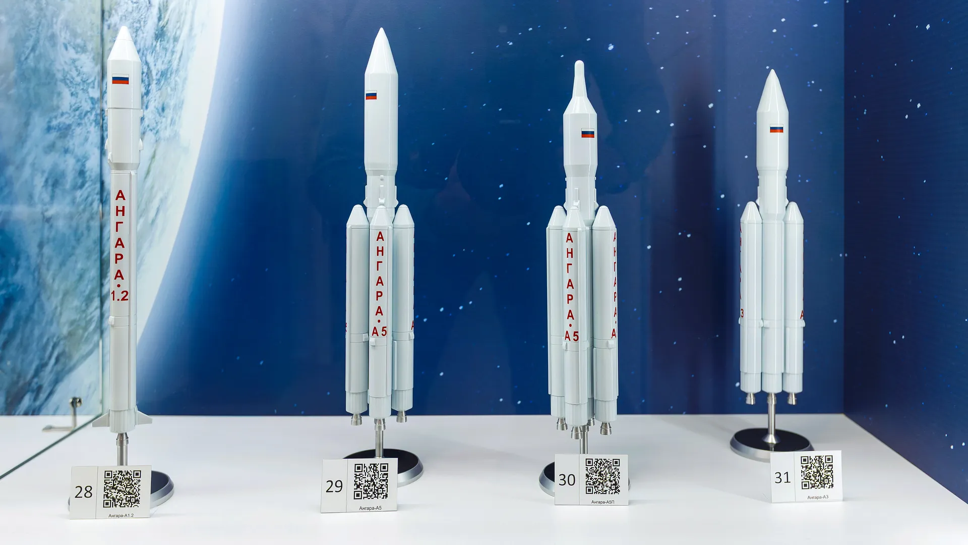 Выставка макетов ракет в библиотеке № 8 на улице Орджоникидзе в Королеве