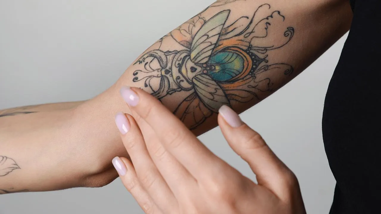 Гепатит и ВИЧ: чем рискуют девушки, удаляющие татуировки с помощью маникюрной фрезы