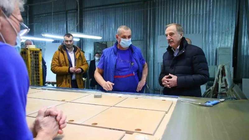Глава округа посетил с рабочим визитом компанию по производству мебели в Люберцах