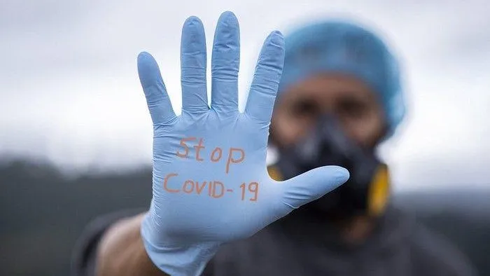 Иммунолог оценил вероятность отмены всех ковидных ограничений в России