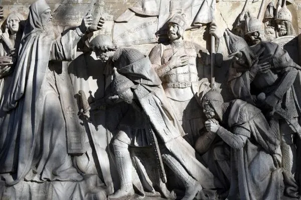Фрагмент горельефа «Посещение Дмитрием Донским Сергия Радонежского перед походом против татар» с храма Христа на территории некрополя Донского монастыря