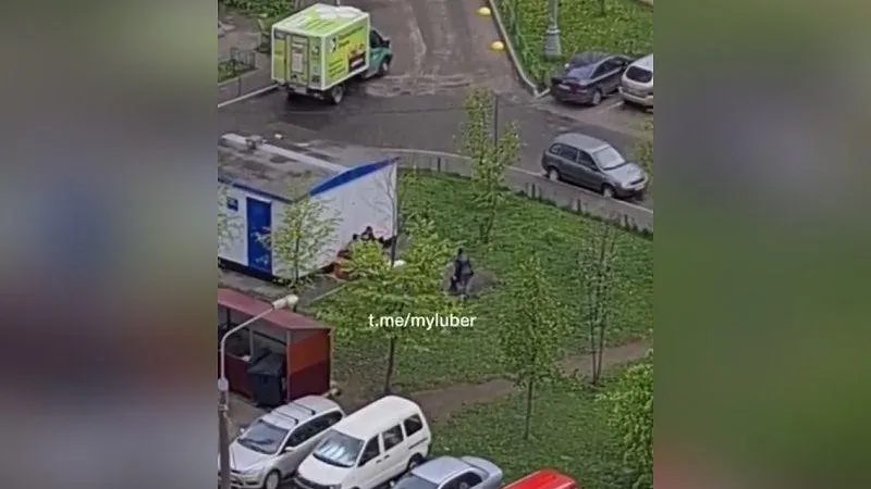 Жители Люберец устроили пикник с шашлыком во дворе многоквартирного дома