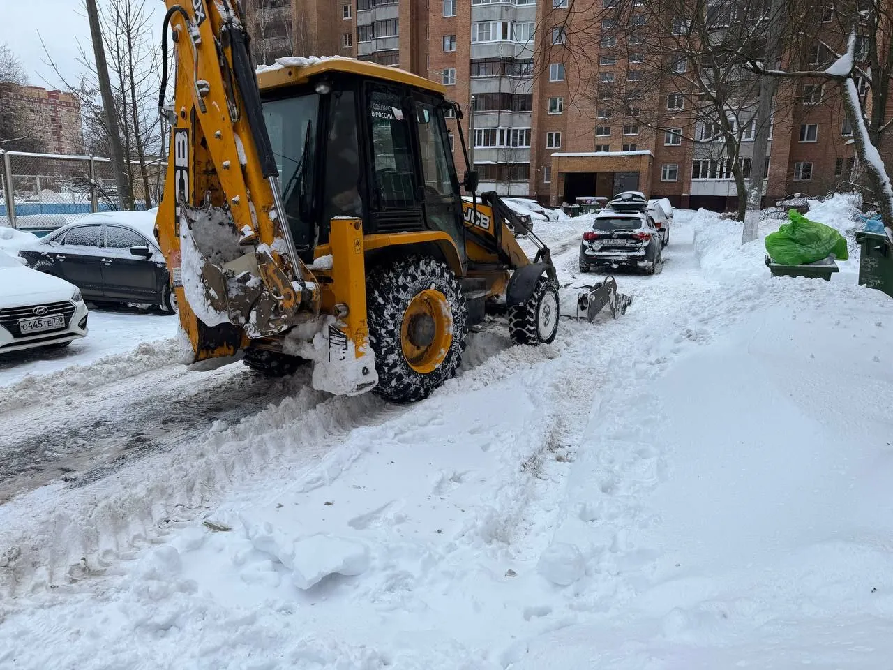Очистку дворов спеццтехникой затрудняют припаркованные машины. Фото: пресс-служба администрации г.о. Электросталь