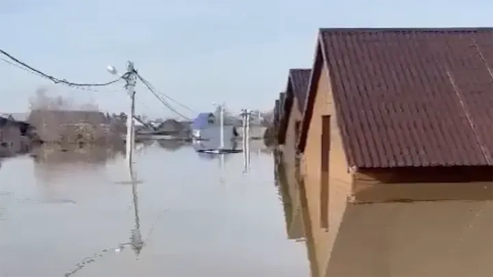 В Оренбурге вода в Урале поднялась на рекордный уровень, здания на набережной уходят под воду