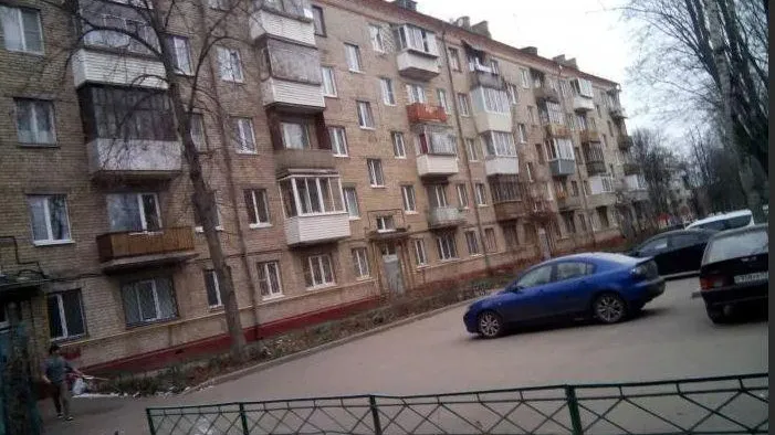 Комнату отдыха устроили рабочие в подвале жилого дома в Долгопрудном