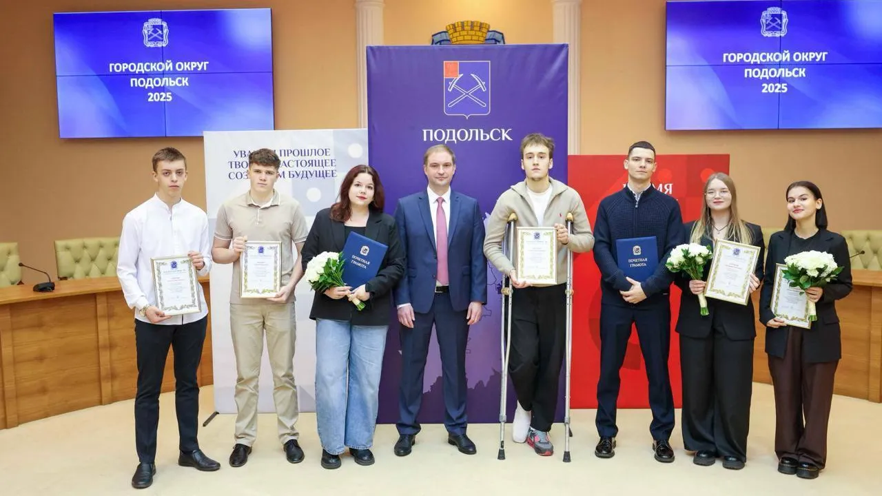 Первый замглавы Владимир Кравцов наградил волонтеров