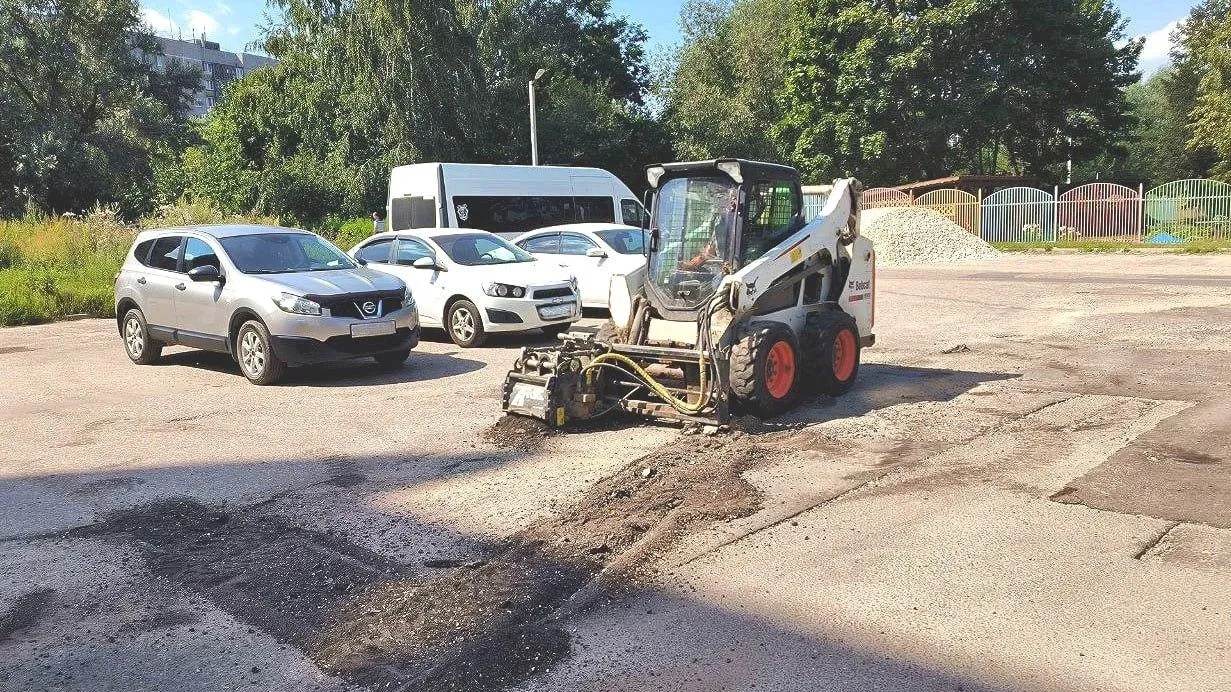 В подмосковном Воскресенске во дворах активно начался ямочный ремонт