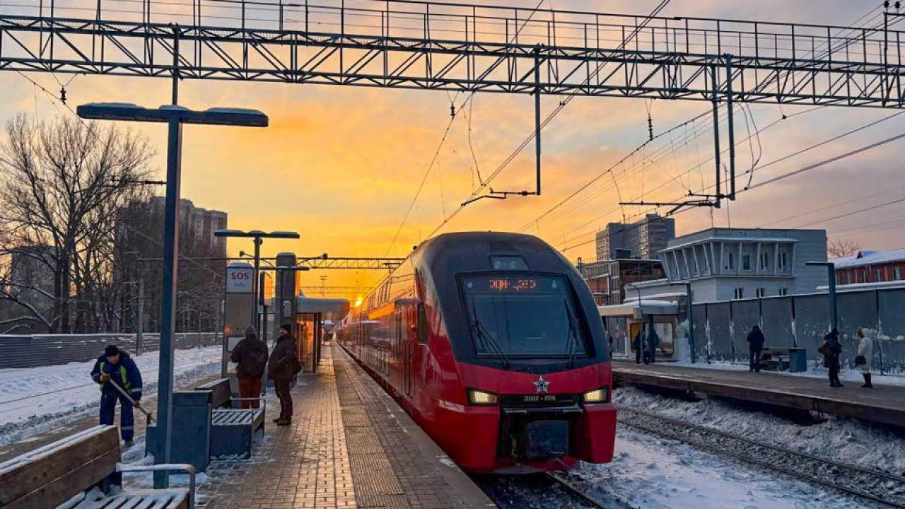 На волосок от беды: росгвардейцы эвакуировали заглохший автомобиль с ж/д переезда