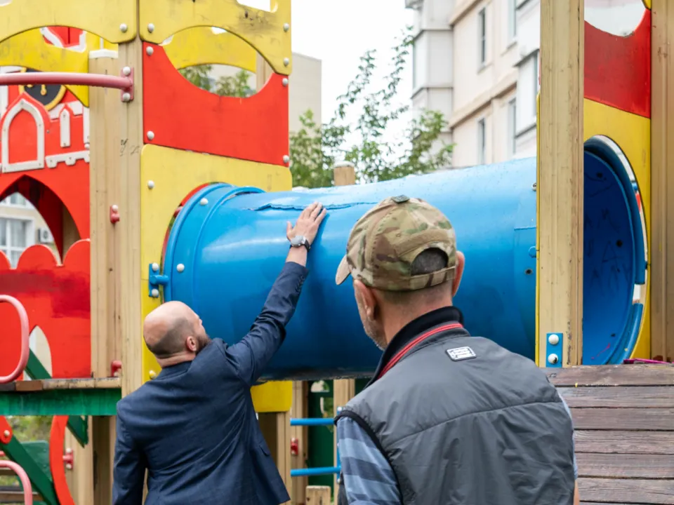 Начальник управления благоустройства, транспорта и дорожного хозяйства городского округа Фрязино Павел Никишкин, в рамках срочная выездной администрации, лично выехал на место, чтобы оценить состояние детской игровой площадки во дворе многоквартирного дома №31 по проспекту Мира. Фото: пресс-служба администрации г. о. Фрязино