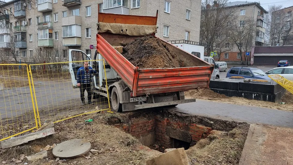 Засыпка выведенной из эксплуатации тепловой камеры на улице Морозова. Фото: ООО «Тепловодоснабжение»