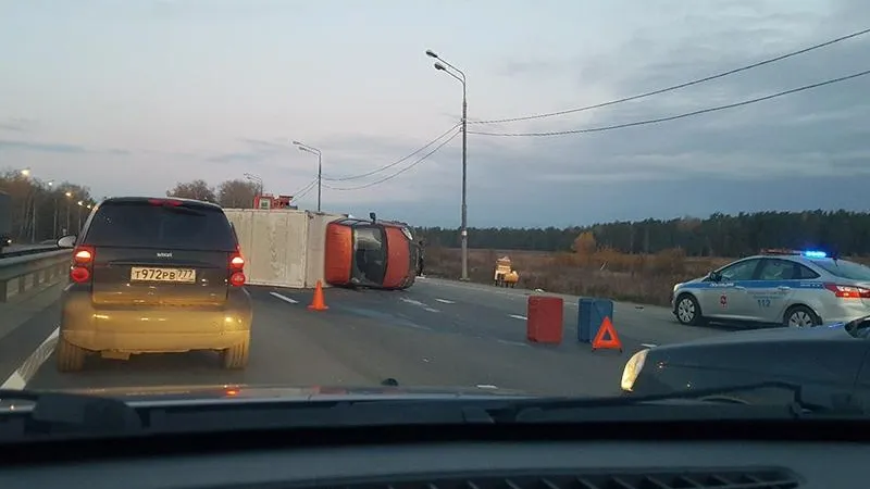 Грузовик перевернулся в ДТП в Старой Купавне