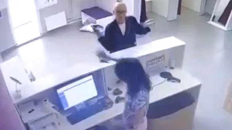 Покупательница швырнула товар в лицо сотрудника пункта выдачи заказов под Солнечногорском