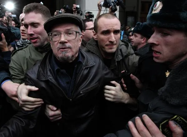 Эдуард Лимонов задержан сотрудниками правоохранительных органов во время несанкционированной акции, 2010 год
