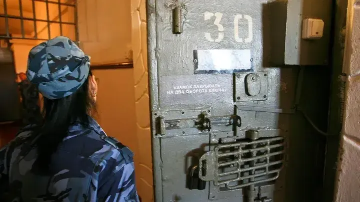 Набросившийся на полицейского в Москве американец Татер освобожден под подписку о невыезде