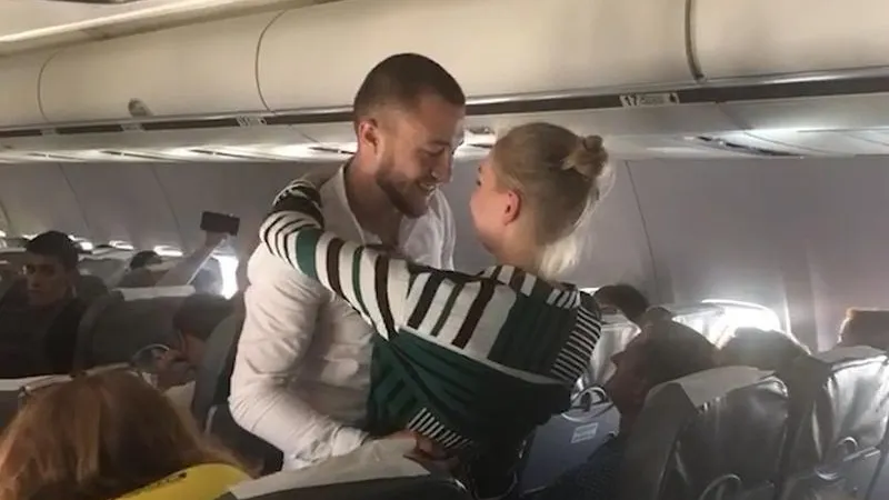 Молодой человек сделал предложение девушке в небе на высоте 10 тысяч метров