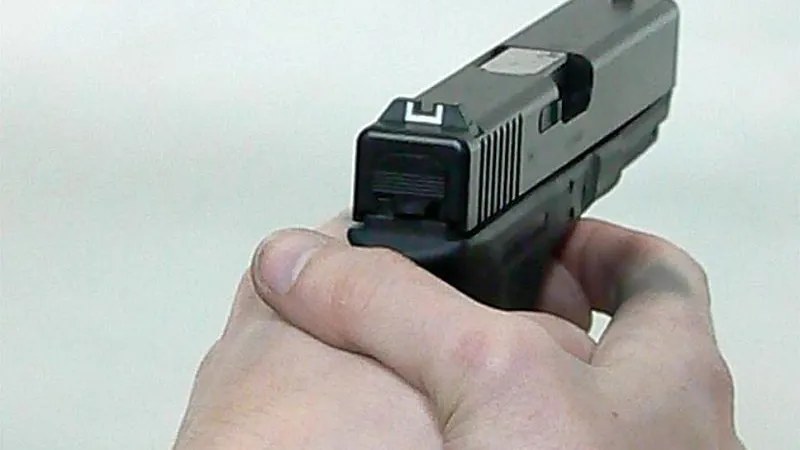 Пьяный житель Балашихи угрожал боевым пистолетом охранникам ТЦ в Печатниках