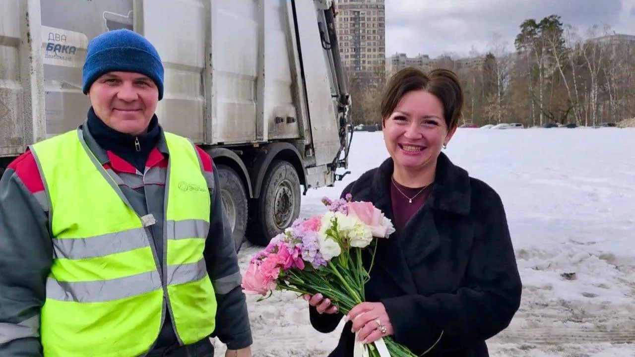 Подмосковные регоператоры поздравили женщин с 8 Марта