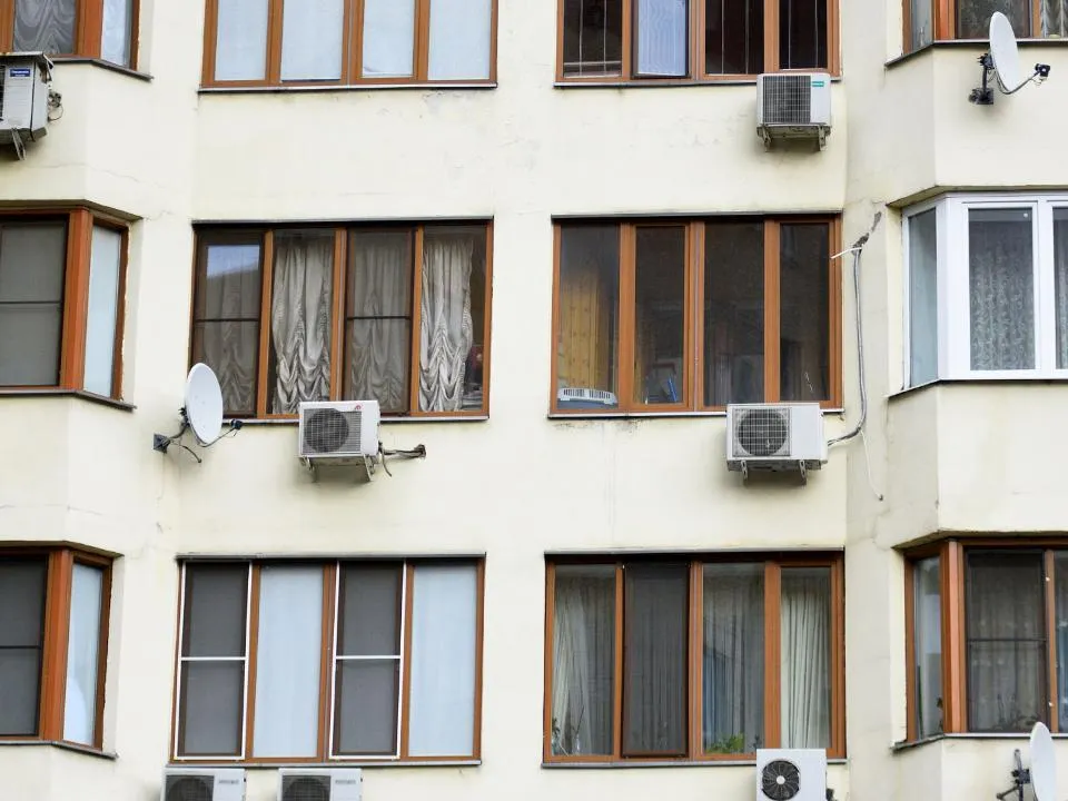 Грозит даже уголовное наказание: почему опасно заглядывать в чужие окна