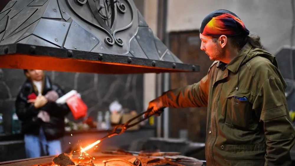 Работа кузнеца во время экскурсии в мастерской «Первая кузня» в рамках акции «День без турникетов»