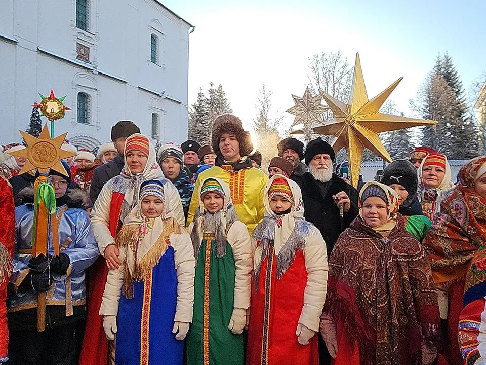 Все зависит от слов: священник объяснил, можно ли православным колядовать в Рождественский сочельник