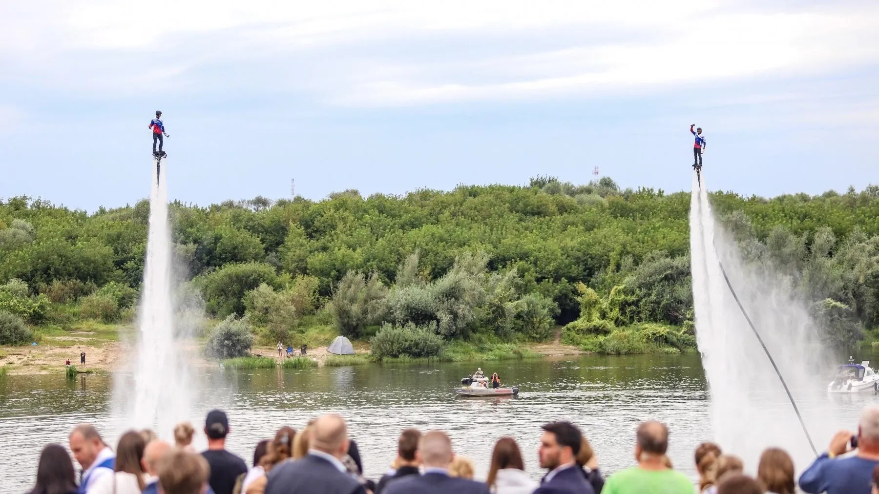 Жителей Каширы в День города порадовали выступлением флайбордистов из Севастополя