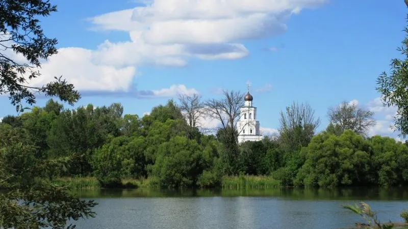 Церковь, аллеи и старинная электростанция в Сенницах