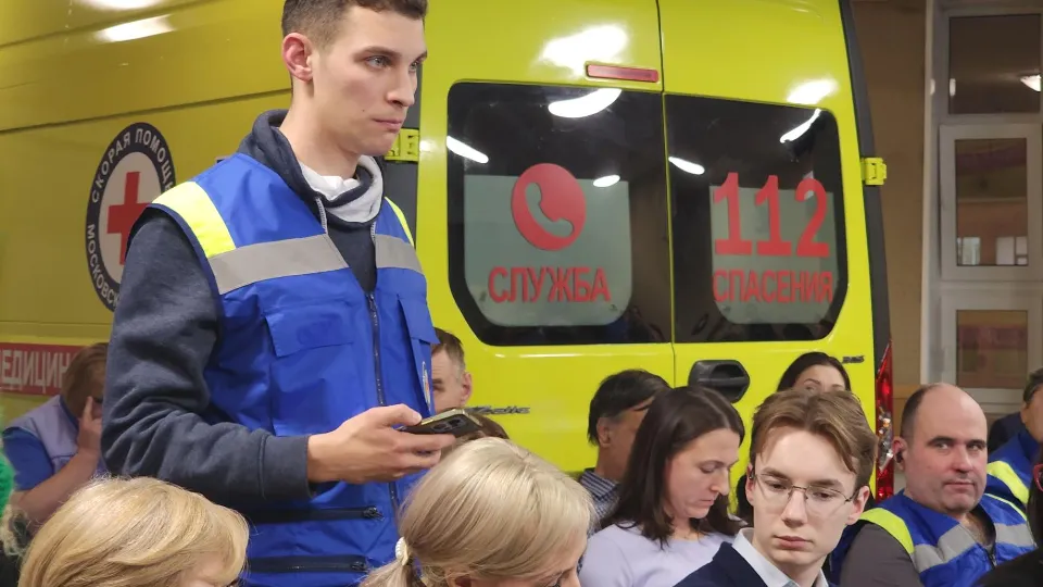 Медик задает вопрос во время встречи коллектива СМП с министром Забелиным. Фото: REGIONS/Артем Мишуков