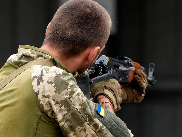 Эксперт объяснил, зачем украинцы отправляют сотрудников военкоматов на поле боя