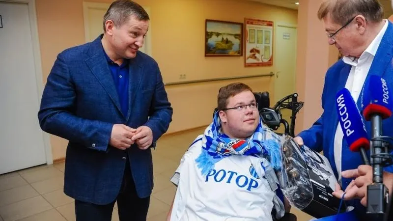 Для колясочника из Дмитрова, который мечтает стать комментатором, сделали экзоскелет