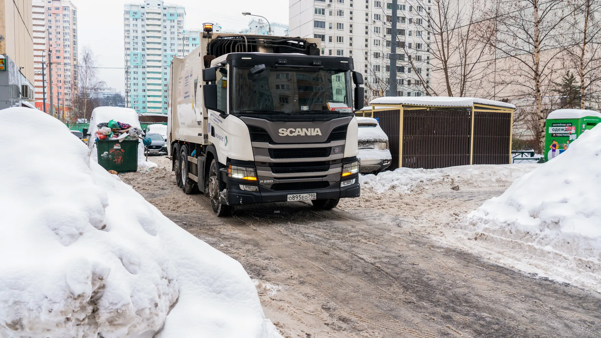 Работа мусоровозов зимой в Красногорске