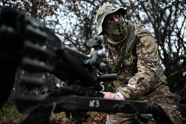 Военнослужащий отдельного диверсионного-разведывательного штурмового отряда «Клуни» добровольческого корпуса во время приведения к бою оружия
